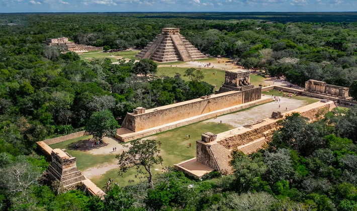 Trong khu phức hợp khảo cổ Casa Colorada thuộc khuôn viên Chichén Itzá ở Mexico, các chuyên gia đến từ Viện Nhân chủng học và Lịch sử Quốc gia Mexico (INAH) bất ngờ tìm thấy một tác phẩm điêu khắc kỳ lạ. Ảnh: @INAH.