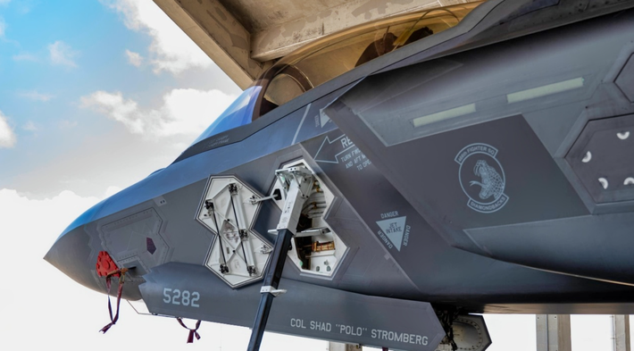 Máy bay J-35A được trang bị radar AESA và tên lửa tầm xa PL-17, thường được so sánh với máy bay F-35 của Mỹ. Sự xuất hiện mới của máy bay chiến đấu tàng hình J-35A được đưa tin trong bối cảnh căng thẳng khu vực gia tăng, sau cuộc đối đầu quân sự giữa Ấn Độ và Pakistan diễn ra vào hồi đầu tháng 5. Ảnh: @Ảnh: @ Air Data News.