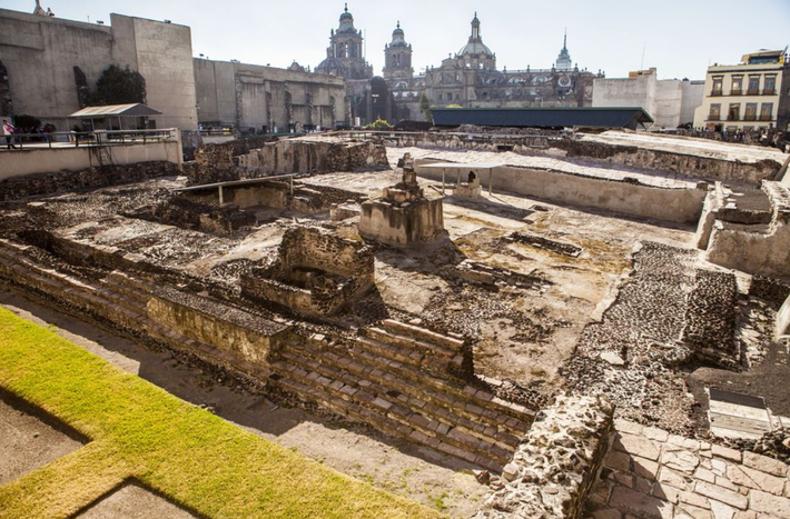 Khi tiến hành khai quật tại Templo Mayor (ngôi đền chính của người Aztec ở Thành phố Mexico ngày nay), một nhóm các nhà khảo cổ học đến từ Viện Nhân chủng học và Lịch sử Quốc gia Mexico (INAH) đã bất ngờ phát hiện một hiện vật lạ thời tiền sử có giá trị nghệ thuật đặc biệt. Ảnh: @INAH.