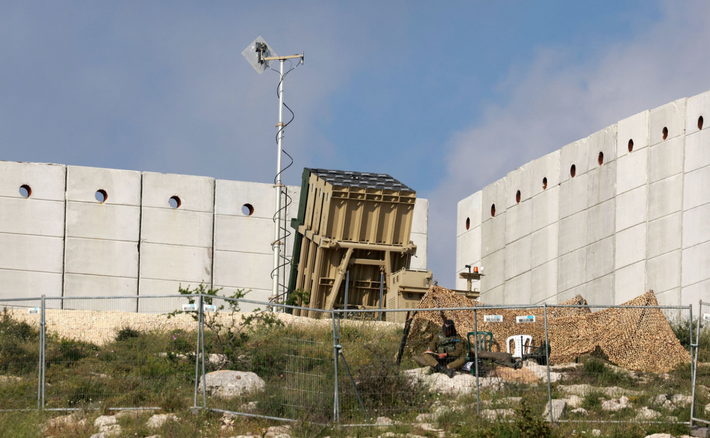 Có lẽ bước tiến quan trọng nhất là việc tích hợp Iron Dome vào mạng lưới phòng không rộng lớn hơn của Israel. Không còn hoạt động riêng lẻ, hệ thống này chia sẻ dữ liệu thời gian thực với hệ thống Arrow, David's Sling và thậm chí cả các hệ thống của Hải quân Mỹ được trang bị tên lửa đánh chặn SM-3. Phương pháp tiếp cận mạng lưới này được hỗ trợ bởi các hệ thống chỉ huy và kiểm soát tiên tiến, cho phép phối hợp liền mạch, đảm bảo rằng mỗi mối đe dọa được chỉ định cho hệ thống đánh chặn phù hợp nhất. Ảnh: @CNN.