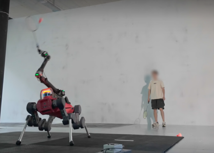 Con robot có thể di chuyển quanh sân khá tốt và duy trì các cuộc giao đấu với người chơi trong tối đa 10 lần đánh liên tiếp. Ảnh: @ETH Zurich.