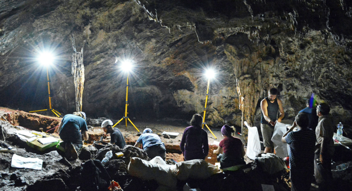 Người Neanderthal đã vào hang động này cách đây hơn 66.000 năm trước và để lại dấu vết của các hoạt động mang tính biểu tượng trên các bức tường hang động, sau đó hang động này đã được người Homo sapiens ghé thăm nhiều lần cho đến tận thời kỳ đồ đá mới muộn/thời kỳ đồ đồng. Ảnh: @ Earth.