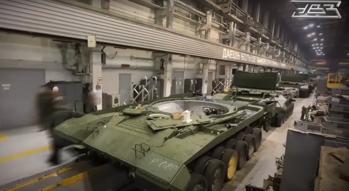 Sự gia tăng sản lượng tại Uralvagonzavod, cơ sở sản xuất xe tăng chính của Nga, phản ánh phản ứng chiến lược đối với những thực tế trên chiến trường. Trong khi các con số chính xác vẫn được giữ kín, nhưng các nhà phân tích quốc phòng ước tính rằng, nhà máy đã mở rộng quy mô để sản xuất hàng trăm xe tăng T-90M mỗi năm, tăng đáng kể từ 60 đến 70 xe được chế tạo vào năm 2022. Ảnh: @Military Update.