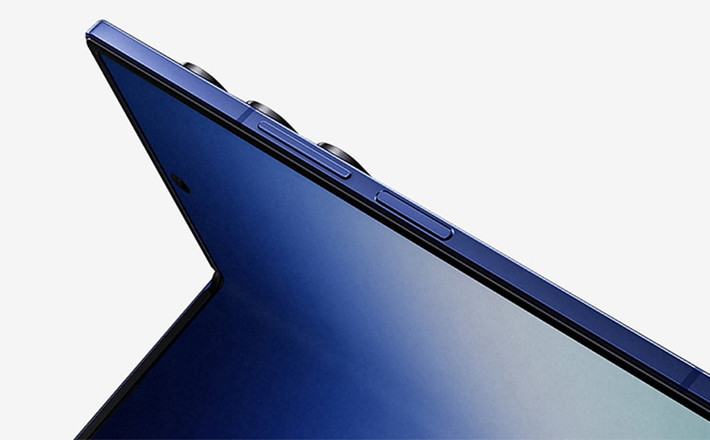 Galaxy Z Fold7 được làm mỏng đáng kể, chỉ 8,9 mm khi gập và 4,2 mm khi mở, giúp cảm giác cầm nắm nhẹ nhàng hơn nhưng vẫn cứng cáp.