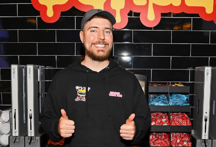 Tạp chí Forbes ước tính thu nhập năm 2024 của MrBeast là 85 triệu đô la. Nhưng các tài liệu từ công ty MrBeast Burgers của anh ấy tiết lộ, MrBeast đã kiếm được 223 triệu đô la vào năm 2023. Vào năm 2024, con số đó đã tăng lên tới 700 triệu đô la. Ảnh: @Variety.