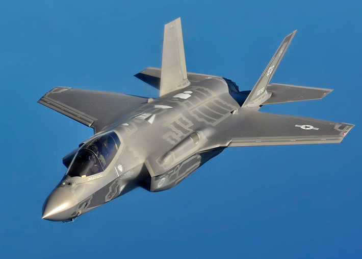 Su-57E là máy bay chiến đấu đa chức năng hai động cơ do Sukhoi phát triển theo chương trình PAK FA của Nga, khởi xướng vào năm 1999 để cạnh tranh với F-22 Raptor và F-35 Lightning II của Mỹ. Với chiều dài khoảng 20,4 mét và sải cánh 14,1 mét, máy bay này có tốc độ tối đa Mach 2 (tương đương 2.468 km/h) và tầm bay khoảng 3.500 km. Ảnh: @RuAviation.