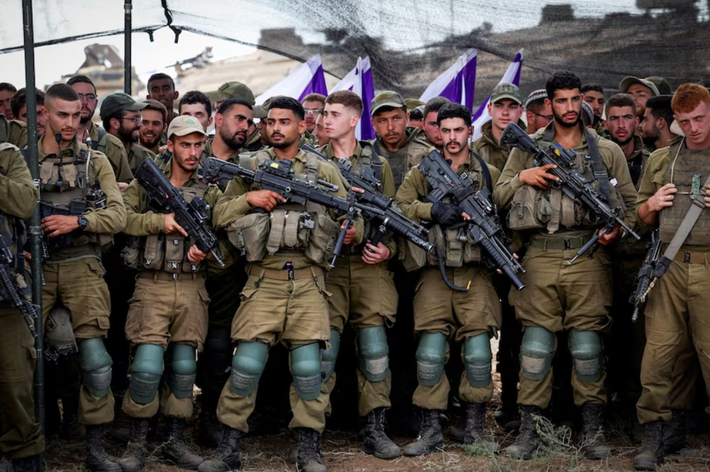 Ngược lại, Israel duy trì một lực lượng nhỏ hơn nhiều, nhưng được huấn luyện bài bản. Lực lượng Phòng vệ Israel (IDF) bao gồm khoảng 170.000 quân nhân thường trực, và ước tính có 460.000 quân dự bị. Mặc dù có quy mô nhỏ hơn, nhưng quân đội Israel được biết đến với khả năng huy động cực kỳ nhanh chóng, sẵn sàng nhập ngũ và hệ thống chỉ huy tích hợp cho phép phản ứng nhanh chóng trên nhiều chiến trường. Như vậy, Iran chiếm ưu thế về số lượng, nhưng Israel chiếm ưu thế về sự sẵn sàng và chất lượng lực lượng. Ảnh: @ ABC News.