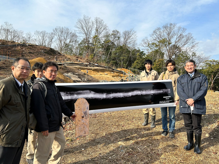 Kosaku Okabayashi, Phó giám đốc Viện Khảo cổ học Kashihara thuộc tỉnh Nara, nhấn mạnh rằng những khám phá này cho thấy những tiến bộ công nghệ đáng chú ý của thời kỳ Kofun, vượt qua những quan niệm trước đây và hé lộ những kiệt tác chế tác kim loại tinh xảo có từ thời đại lịch sử này. Ảnh: @Viện Khảo cổ học Kashihara.