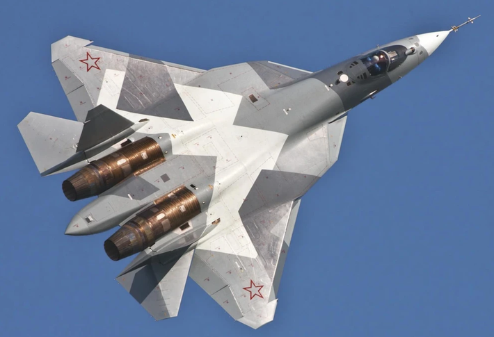 Máy bay này có tốc độ tối đa Mach 2 (tương đương 2.468 km/giờ), bán kính chiến đấu khoảng 1.500 km và khả năng mang tải trọng lên tới 10 tấn, bao gồm cả đạn dược không đối không và không đối đất. Các tính năng tàng hình của nó đạt được thông qua vật liệu hấp thụ radar và thiết kế khí động học tân tiến làm giảm tiết diện radar, mặc dù một số nhà phân tích cho rằng, Su-57 vẫn tụt hậu so với các đối thủ phương Tây như F-35 về mặt này. Ảnh: @Defence Security Asia.