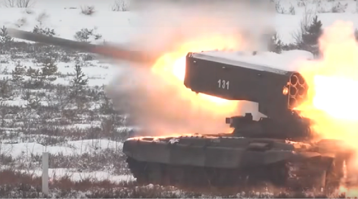 Điều đáng chú ý là lực lượng trinh sát Ukraine phát hiện Nga đã điều cả xe phun lửa hạng nặng TOS-1 tới tiền tuyến. Đây là loại vũ khí cực kỳ nguy hiểm, có thể phóng tên lửa nhiệt áp với sức công phá lớn, tạo ra sóng xung kích đủ sức san phẳng các công trình và tiêu diệt bộ binh ẩn nấp trong công sự. Ảnh: RT