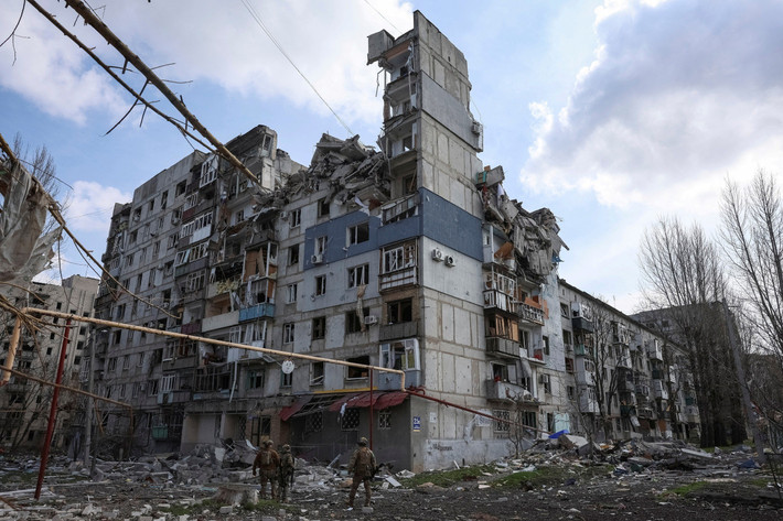 Donetsk hiện là tâm điểm của chiến sự miền Đông. Việc kiểm soát khu vực này không chỉ mang giá trị quân sự mà còn có ý nghĩa biểu tượng lớn đối với cả hai bên. Nga muốn hoàn tất mục tiêu "giải phóng toàn bộ Donbass", trong khi Ukraine quyết tâm giữ vững các thành trì còn lại, coi đây là tuyến phòng thủ then chốt ngăn chặn bước tiến sâu hơn của Moscow.