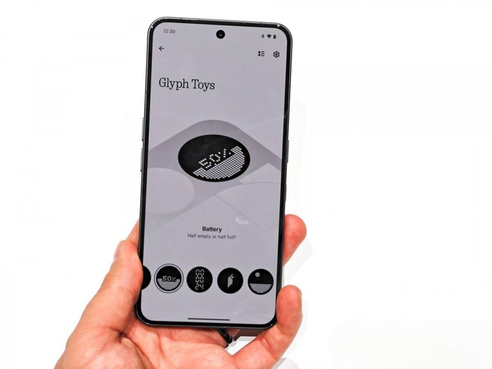 Màn hình LTPO AMOLED 6.67 inch với độ sáng 4.500 nit, hỗ trợ tốc độ làm mới từ 1–120Hz, cảm ứng 1.000Hz, cho trải nghiệm hiển thị rõ nét kể cả dưới nắng.