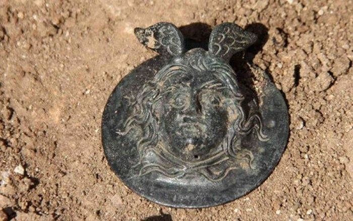 Trong thần thoại, Quỷ Medusa là một con quái vật có hình dạng một người phụ nữ với mái tóc toàn rắn, chỉ cần nhìn vào mắt bà ta, người đó sẽ biến thành đá. Ảnh: @Bảo tàng Adiyaman.
