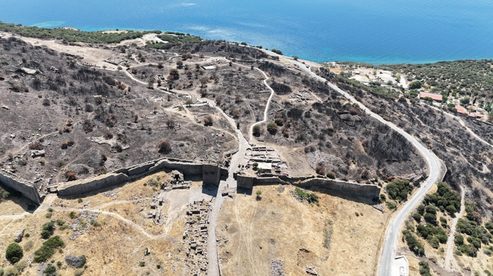 Khu di tích thành phố cổ đại Assos nằm ở phía tây nam của Bán đảo Biga (Troad), trong ranh giới của Làng Behramkale, phía nam huyện Ayvacık thuộc tỉnh Çanakkale, Thổ Nhĩ Kỳ. Ảnh: @Đại học Çanakkale Onsekiz Mart.