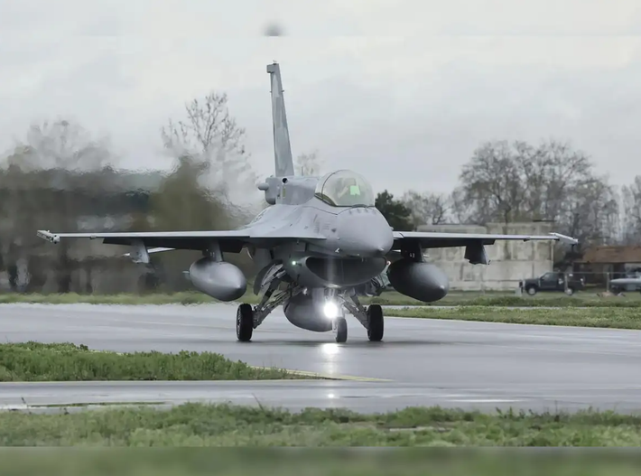 Kể từ năm 2022, các nước NATO do Mỹ dẫn đầu, đã cung cấp cho Ukraine hàng tỷ USD tiền viện trợ quân sự, bao gồm cả xe tăng, pháo binh và hệ thống phòng không. F-16, một máy bay chiến đấu đa năng và tiên tiến, đại diện cho bước leo thang đáng kể trong sự hỗ trợ của phương Tây, nhằm củng cố khả năng của Ukraine trong việc cạnh tranh với ưu thế trên không của Nga. Ảnh: @Washington Times.