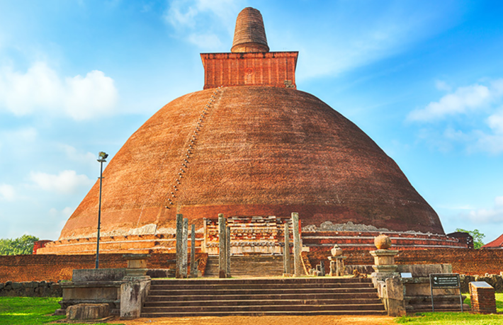 Anartapura (hay Anandapura) là thành phố được nhắc đến trong nhiều tài liệu cổ, trong đó nổi tiếng nhất là sử thi Mahabharata, một trong hai sử thi tiếng Phạn quan trọng nhất của Ấn Độ cổ đại (sử thi còn lại là Ramayana). Hai kiệt tác văn học này chứa đựng vô số thông tin về các vị thần, anh hùng và địa điểm linh thiêng cổ xưa, chiếm một vị trí đặc biệt trong lòng người dân Ấn Độ. Ảnh: @Ananya Chakraborty và Abhijit S Ambekar.