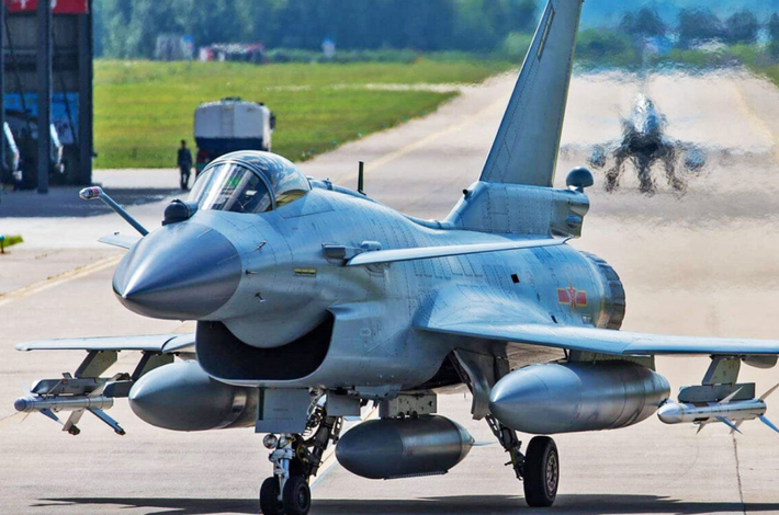 Điểm hấp dẫn chính của J-10CE là hệ thống điện tử hàng không tiên tiến, bao gồm radar mảng quét điện tử chủ động (AESA), đây được xem là một bước tiến đáng kể so với radar quét cơ học được tìm thấy trên các máy bay chiến đấu thế hệ trước. Ảnh: @The War Zone.