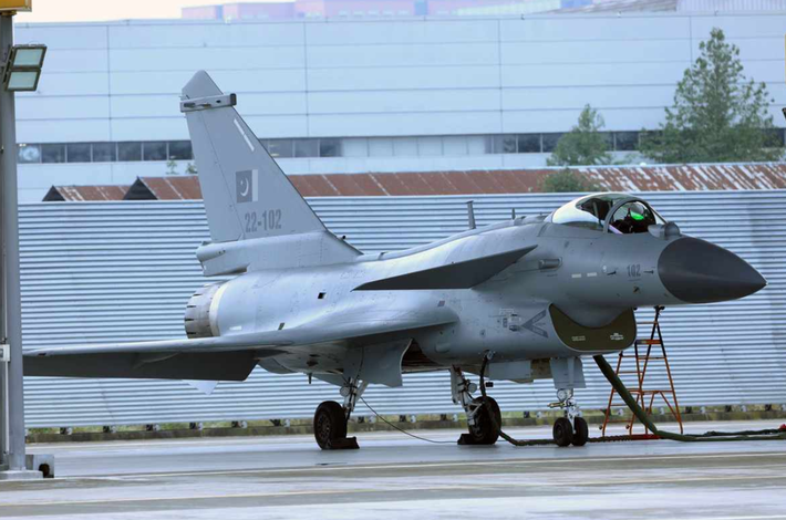 Động cơ này còn giúp máy bay đạt tốc độ tối đa Mach 1.8 (tương đương 2.222 km/h). Khung máy bay cùng các cấu hình cánh tam giác với cánh phụ, cung cấp sự cân bằng giữa tốc độ, sự nhanh nhẹn và độ ổn định, khiến J-10CE phù hợp cho cả nhiệm vụ không đối không và không đối đất. Ảnh: @Defence Security Asia.