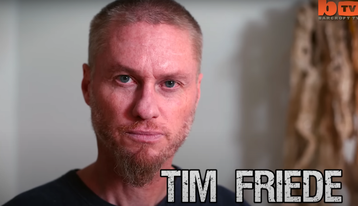 Tim Friede là một chuyên gia, nhà nghiên cứu về bò sát, nọc độc rắn ở California. Theo các nguồn tin, người đàn ông Mỹ này đã cố tình tiêm nọc rắn vào người trong gần hai thập kỷ để cố gắng tạo ra một loại thuốc giải độc "vô song" cho mọi người. Ảnh: @Ảnh: @Truly.