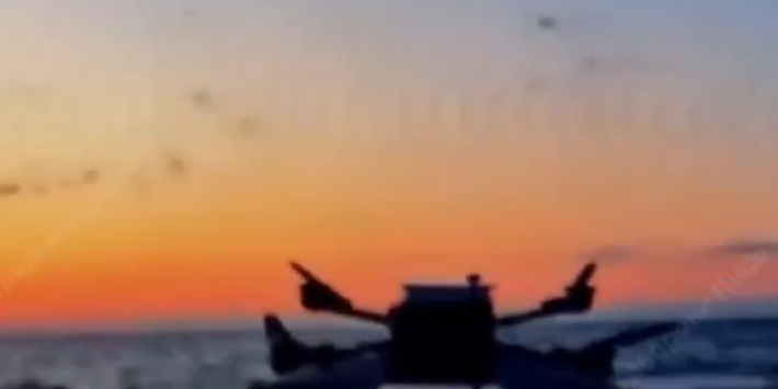 Đoạn video dài 67 giây do Bộ Quốc phòng Ukraine đăng tải cho thấy, UAV ném bom được phóng đi từ mũi tàu nổi không người lái (USV), và sau đó thả một số loại đạn dược vào radar Nebo-M của Nga. Ảnh: @Bộ Quốc phòng Ukraine.