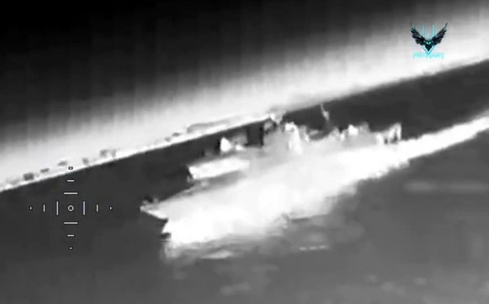 Đoạn video do Cục Tình báo Quốc phòng Ukraine (GUR) công bố cho thấy các UAV FPV của đơn vị “Phantom” bay thấp, né tránh hỏa lực phòng không và tấn công nhiều trạm radar tại Crimea. Một tàu Hải quân Nga cũng bị tập kích ngoài khơi bán đảo. Phương thức phóng từ USV cho phép UAV tiếp cận mục tiêu mà không bị phát hiện sớm.