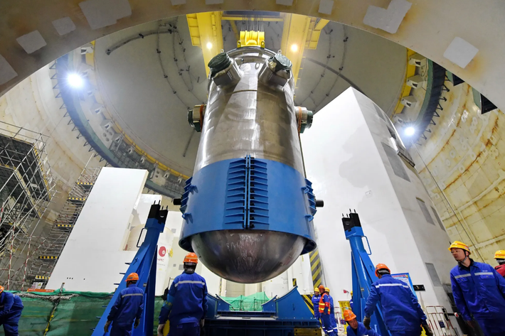 Ngoài ra, Igor Kotov, Trưởng phòng chế tạo máy của Rosatom, xác nhận rằng lò phản ứng hạt nhân RITM-400 thứ hai dự kiến sẽ hoàn thành trong vòng vài tháng tới. Ảnh: @Bloomberg News.