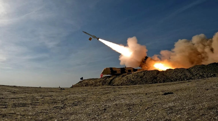 Nếu Iran có nhiều vũ khí như vậy trong kho vũ khí của mình, điều đó có thể làm phức tạp đáng kể khả năng tự vệ của Israel, vì kho tên lửa đánh chặn của nước này sẽ cạn kiệt hơn nữa sau mỗi cuộc tấn công của Iran. Ảnh: @ Middle East Eye.