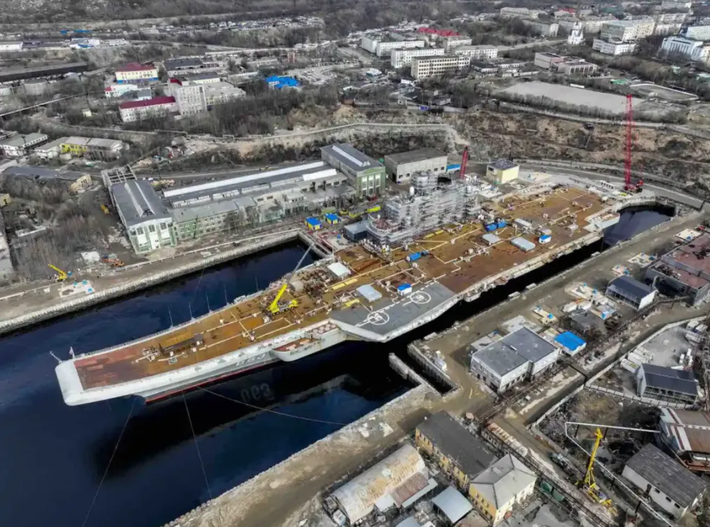 Đến tháng 2/2023, Kuznetsov cuối cùng đã rời ụ khô tại Xưởng đóng tàu Hải quân Sevmorput ở vùng Murmansk, tây bắc nước Nga, nhưng chỉ hai tháng sau, có báo cáo cho rằng, thủy thủ đoàn của tàu sân bay này đã bị giải tán. Ảnh: @ The National Interest.