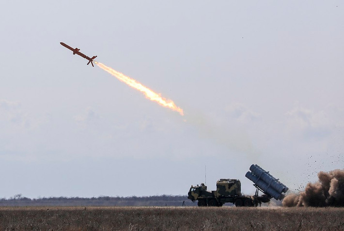 Trên kênh Telegram, Hải quân Ukraine tuyên bố: “Tên lửa Neptune của chúng tôi đã đánh trúng nhà máy quốc phòng Elektrodetal Karachevsky. Một mắt xích khác trong guồng máy quân sự Nga đã bị xóa sổ”. Thông điệp này nhanh chóng lan truyền, mang tính răn đe rõ rệt.