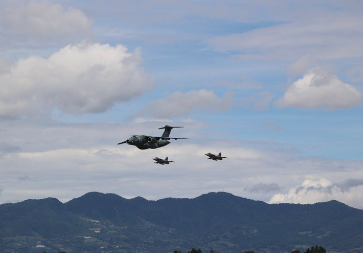Quyết định mua Gripen E và KC-390 của Colombia được đưa ra sau nhiều năm cân nhắc, điều này cũng báo hiệu sự chuyển hướng khỏi sự thống trị của Mỹ trong lĩnh vực mua sắm quốc phòng, bằng cách lựa chọn các nền tảng của Thụy Điển và Brazil như đã thấy ở Peru, khi nước này từ chối F-16 và Rafale.