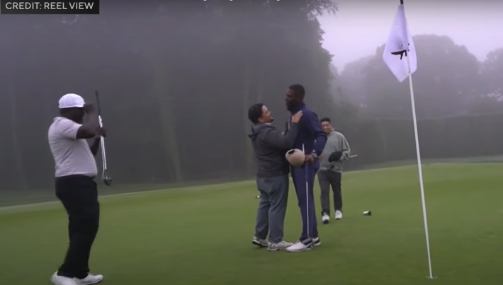“Mọi người cho rằng golf là dành cho người giàu và tôi đang cố gắng thay đổi điều đó. Mục tiêu là để mọi người hiểu rằng, golf là trò chơi dành cho tất cả mọi người. Bất kể hoàn cảnh kinh tế của bạn như thế nào thì bạn đều có thể chơi golf được”, Kelechi Ezihie nói với Đài CBS New York. Ảnh: @Đài CBS New York.