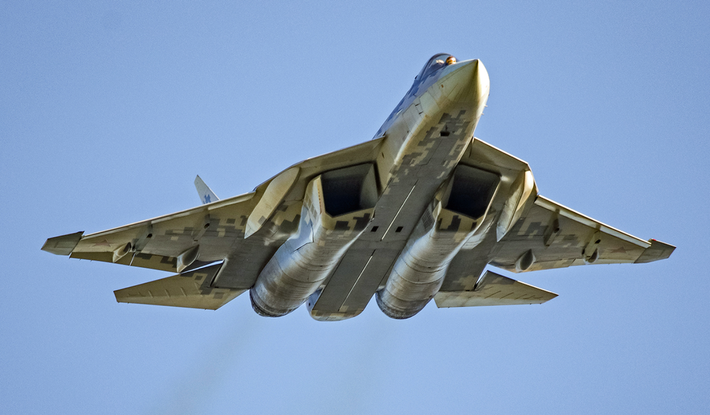Bằng cách triển khai Su-57 trong các vùng chiến sự thực tế, Nga còn muốn thu hút sự quan tâm từ các đối tác quốc tế và chứng minh tính hữu dụng của máy bay chiến đấu này trong điều kiện chiến đấu. Ảnh: @ National Security Journal.