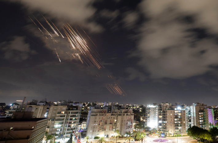 Thủ tướng Israel Benjamin Netanyahu cho rằng, các tên lửa đạn đạo tiên tiến của Iran là mối đe dọa sống còn đối với sự tồn tại của nhà nước Do Thái. Ông Netanyahu tuyên bố, mỗi tên lửa của Iran mang theo 900 kg thuốc nổ. Tuy nhiên, các chuyên gia quân sự cho biết, con số này có thể dao động tùy từng loại. Ông Tal Inbar, chuyên gia Israel về không gian và tên lửa, ước tính mỗi tên lửa Iran mang từ 300 đến 700 kg thuốc nổ, với tổng trọng lượng đầu đạn có thể lên đến 1.000 kg. Ảnh: @Al Jazeera.