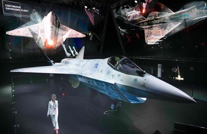 Câu hỏi về việc Belarus tham gia sản xuất Su-75 là phức tạp và phụ thuộc vào bản chất năng lực của nước này. Sản xuất chung có thể bao gồm từ lắp ráp linh kiện đến đóng góp vào quá trình thiết kế và sản xuất. Khả năng đóng góp của Belarus vào chương trình Su-75 là một cân nhắc quan trọng. Ngành công nghiệp hàng không vũ trụ của Belarus (từng là trung tâm bảo dưỡng và sửa chữa thời Liên Xô cũ), đã suy giảm đáng kể kể từ những năm 1990. Nhà máy sửa chữa máy bay 558 tại Baranovichi, một trong những cơ sở hàng không chính của Belarus, chuyên đại tu máy bay thời Liên Xô như MiG-29 và Su-25 nhưng thiếu cơ sở hạ tầng để sản xuất tiên tiến. Ảnh: @Defence Blog.