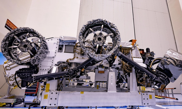 Theo Trung tâm nghiên cứu Glenn của NASA, hợp kim ghi nhớ hình dạng là dạng kim loại có thể trở lại hình dạng ban đầu sau khi bị uốn cong, kéo giãn, nung nóng và làm nguội. NASA đã sử dụng vật liệu này trong nhiều thập kỷ, nhưng việc áp dụng nó vào lốp xe tự hành khám phá sao Hỏa là một cuộc đột phá mới. Ảnh: @ Mashable.