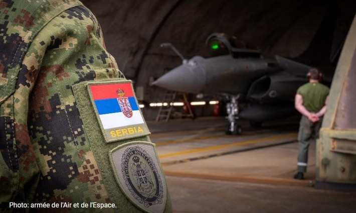 Serbia đã ký hợp đồng mua 12 chiếc và sự xuất hiện của Rafale trong duyệt binh lần này, dù thuộc biên chế không quân Pháp bay trình diễn, vẫn được xem là lời khẳng định về bước tiến lớn trong hiện đại hóa lực lượng không quân.