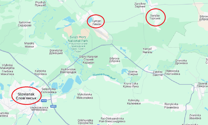 Nếu quân Nga bao vây Lyman, tuyến phòng thủ của Ukraine ở khu vực phía bắc Donetsk sẽ lâm nguy. Nếu Lyman rơi vào tay quân Nga, tuyến phòng thủ phía bắc có thể sụp đổ, và sau đó nhiều khả năng sẽ xảy ra trận chiến tại Sloviansk. Thực ra xét trên phạm vi rộng, cả trận Lyman và Torske đều có thể được xem là một phần của chiến dịch Sloviansk. Ảnh: Google Maps