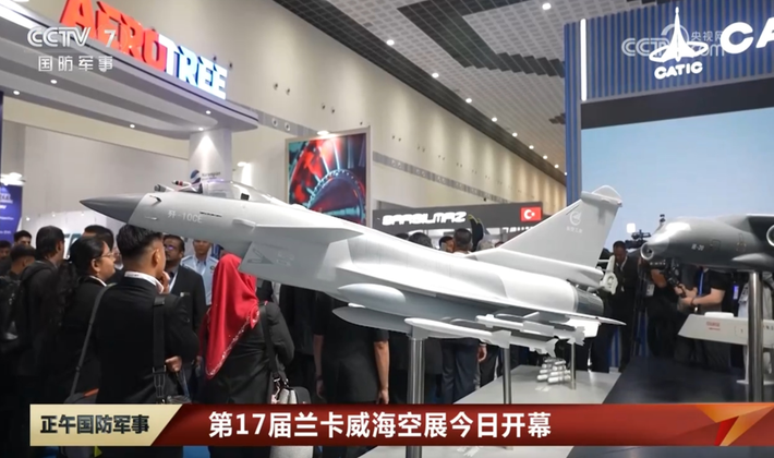 Và tại Triển lãm LIMA 2025, máy bay chiến đấu J-10CE của Trung Quốc đã trở thành tâm điểm chú ý, thu hút đông đảo các quan chức quân sự, chuyên gia trong ngành và những người đam mê quốc phòng toàn cầu đến tham quan. Ảnh: @China Central Television.