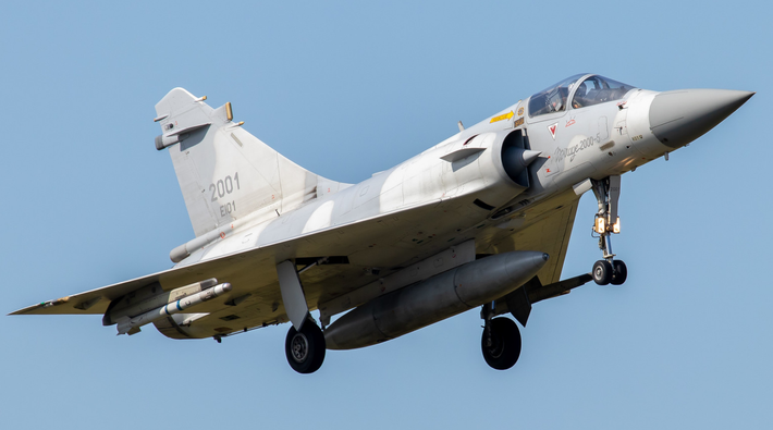 Những chiếc Mirage 2000 do Pháp sản xuất đã được cam kết cung cấp cho Ukraine trong gói viện trợ quân sự được công bố vào tháng 6/2024. Gói viện trợ này cũng bao gồm chương trình đào tạo phi công. Những chiếc máy bay phản lực đầu tiên đã đến vào tháng 2/2025 và bắt đầu đẩy lùi các cuộc tấn công trên không của Nga vào tháng 3. Ảnh: @ RBC-Ukraine.