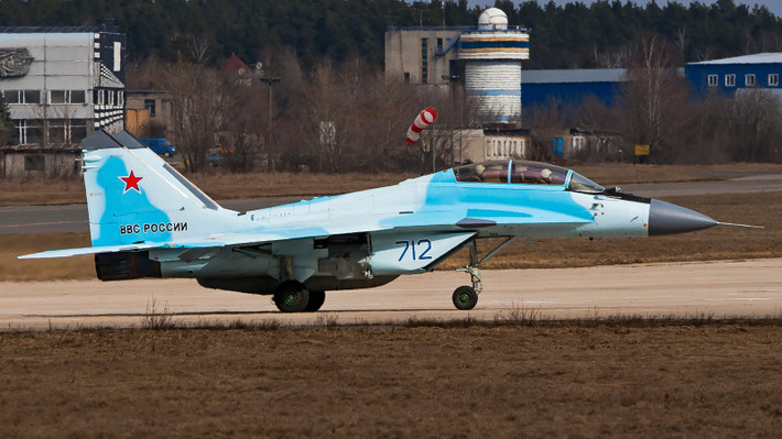 Lực lượng Không gian Vũ trụ Nga được cho là vận hành ít hơn 10 chiếc MiG-35, với ít nhất 2 chiếc được dùng làm nền tảng thử nghiệm. Năm 2017, Bộ Quốc phòng Nga đã đặt hàng 24 chiếc MiG-35 để giao vào năm 2027, nhưng sự chậm trễ trong sản xuất và lệnh trừng phạt của phương Tây đã làm chậm tiến độ này. Ước tính cho thấy, thực tế có ít hơn 10 chiếc MiG-35 được sản xuất cho đến nay. Ảnh: @Wikimedia Commons.