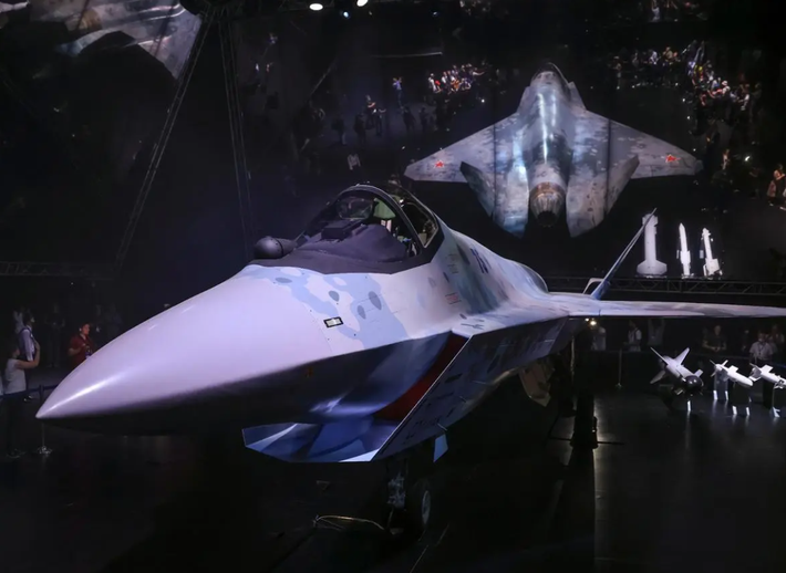 Được biết, Su-75 Checkmate hiện đang được phát triển tại Nhà máy máy bay Komsomolsk-on-Amur, cùng cơ sở sản xuất dòng Su-57 của Nga. Dòng máy bay này cũng từng được giới thiệu vào năm 2021 tại triển lãm hàng không MAKS, được thiết kế chủ yếu để xuất khẩu, nhưng đã thu hút sự chú ý lớn, vì tiềm năng giúp tăng cường lực lượng không quân của Nga. Với hai nguyên mẫu được cho là đang được chế tạo, chương trình này cũng có kế hoạch sản xuất hàng loạt dự kiến diễn ra vào những năm tới. Ảnh: @19FortyFive.