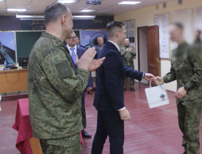 Theo tuyên bố từ công ty Fores của Nga (Nhà cung cấp giải pháp công nghiệp - công nghệ cao cho các ngành dầu khí, lọc hóa dầu, hóa chất và năng lượng), buổi lễ trao giải thưởng này diễn ra tại khu vực biên giới gần khu vực xảy ra xung đột, buổi lễ còn có sự tham dự của các chỉ huy quân đội Nga. Ảnh: @FORES/Telegram.