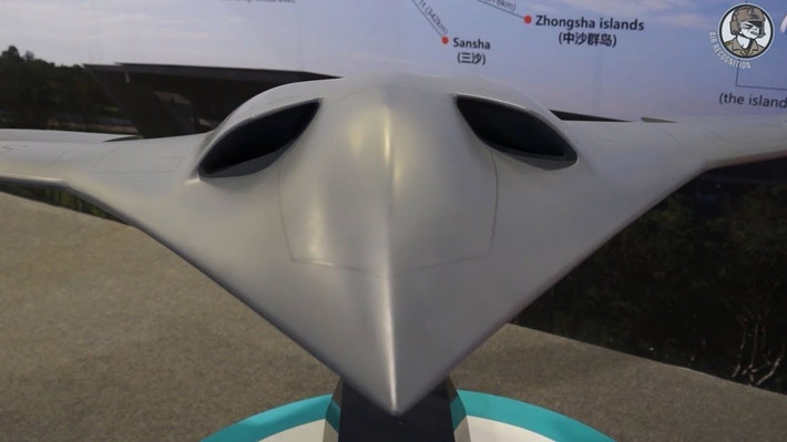 Điểm nổi bật của chiếc UAV trong ảnh vệ tinh là phần mũi rộng và dài hơn, cánh có độ cong khác biệt, mép sau và đầu cánh cũng được tinh chỉnh so với phiên bản CH-7 đã biết. Những thay đổi này gợi ý rằng nó được tối ưu hóa hơn cho khả năng tàng hình, bay cao và hoạt động trong thời gian dài.