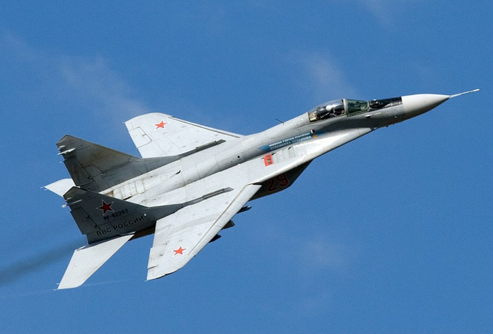 Khả năng sẵn sàng hoạt động của Không quân Belarus bị hạn chế bởi một số yếu tố. Những hạn chế về ngân sách đã hạn chế các nỗ lực bảo trì và hiện đại hóa, với nhiều máy bay sắp hết thời hạn sử dụng. Năm 2017, Belarus đã ký hợp đồng với RSK MiG của Nga để đại tu MiG-29, nhưng sự chậm trễ do lệnh trừng phạt kinh tế và thách thức về hậu cần đã cản trở tiến độ này. Ảnh: @19FortyFive.
