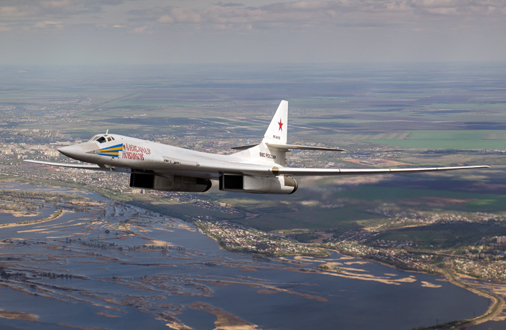 Tu-160 là máy bay ném bom chiến lược của Nga, được biết đến ở Nga với tên gọi “White Swan” và ở NATO với tên gọi “Blackjack”. Chiếc máy bay khổng lồ này ra đời vào thời Liên Xô cũ và được hiện đại hóa để phù hợp với các cuộc xung đột hiện đại, không chỉ là máy bay ném bom siêu thanh nặng nhất thế giới, nó còn là thành phần chủ chốt trong bộ ba hạt nhân của Nga. Nhưng điều gì khiến Tu-160 trở nên độc đáo như vậy, và tại sao nó vẫn giữ vai trò trung tâm trong chiến lược quân sự của Nga? Ảnh: @The Aviation Geek Club.