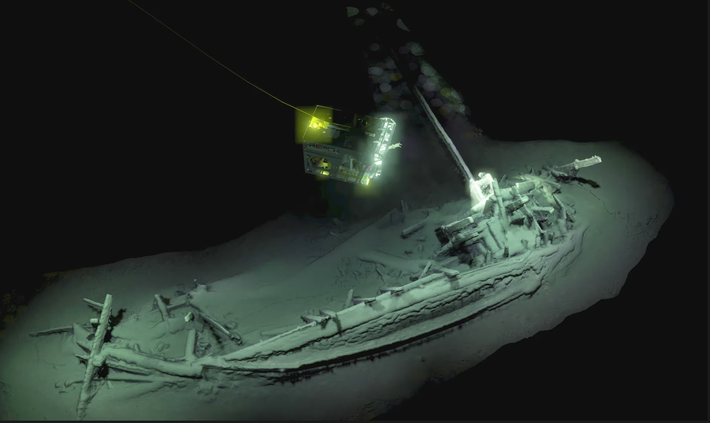 Gần đây nhất, các chuyên gia thuộc dự án Black Sea MAP này đã bất ngờ phát hiện một di tích khảo cổ kỳ lạ nằm sâu 2 km dưới đáy biển Đen. Đó là xác một con tàu buôn Hy Lạp dài 23 mét có niên đại hơn 2.400 năm, với đầy đủ cột buồm, bánh lái và ghế chèo, thanh chèo,...Ảnh: @Đại học Southampton.