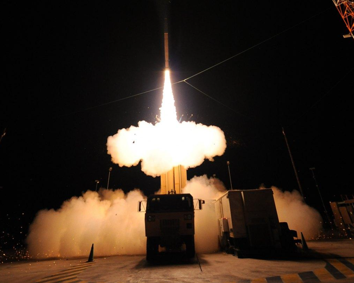 Đồng thời, việc mua AEGIS Ashore có thể cho phép Lực lượng Phòng vệ Israel hưởng lợi từ các công nghệ phòng thủ tên lửa mới của Mỹ nhanh hơn và liền mạch hơn, và không gặp khó khăn trong việc đàm phán các thỏa thuận chuyển giao công nghệ. Điều này có thể đặc biệt quan trọng khi xét đến những hạn chế nghiêm trọng ở các hệ thống hiện có của Israel đã lộ rõ gần đây, khi chống lại các cuộc tấn công tên lửa đạn đạo của Iran. Ảnh: @ Missile Threat - CSIS.