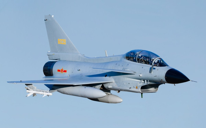 Các máy bay chiến đấu khác có thể được xem xét bao gồm F-16 do Mỹ sản xuất, JF-17 Thunder của Trung Quốc-Pakistan và Chengdu J-10. F-16 là máy bay chiến đấu một động cơ với cánh thông thường, không phải hình tam giác lớn, và không có cánh canard, khiến chúng có cấu trúc khác với Rafale. Ảnh: @Wikipedia.