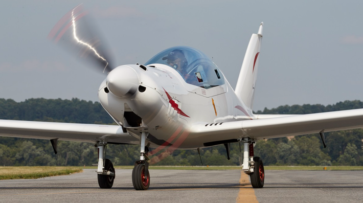 Trích dẫn một phần lời giải thích do một trong những đại diện của công ty SHARK-AERO cung cấp: “Chúng tôi đã phát triển một phiên bản máy bay SHARK dành riêng cho chiến tranh điện tử cho Ukraine”. Ảnh: @ATE CHUET.