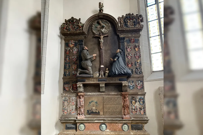 Đó là một bức phù điêu cao mô tả cảnh bá tước và vợ ông, Nữ bá tước Magdalena von Mansfeld (1530-1565) đang quỳ dưới chân cây thánh giá. Ảnh: @U. Dräger, Halle.